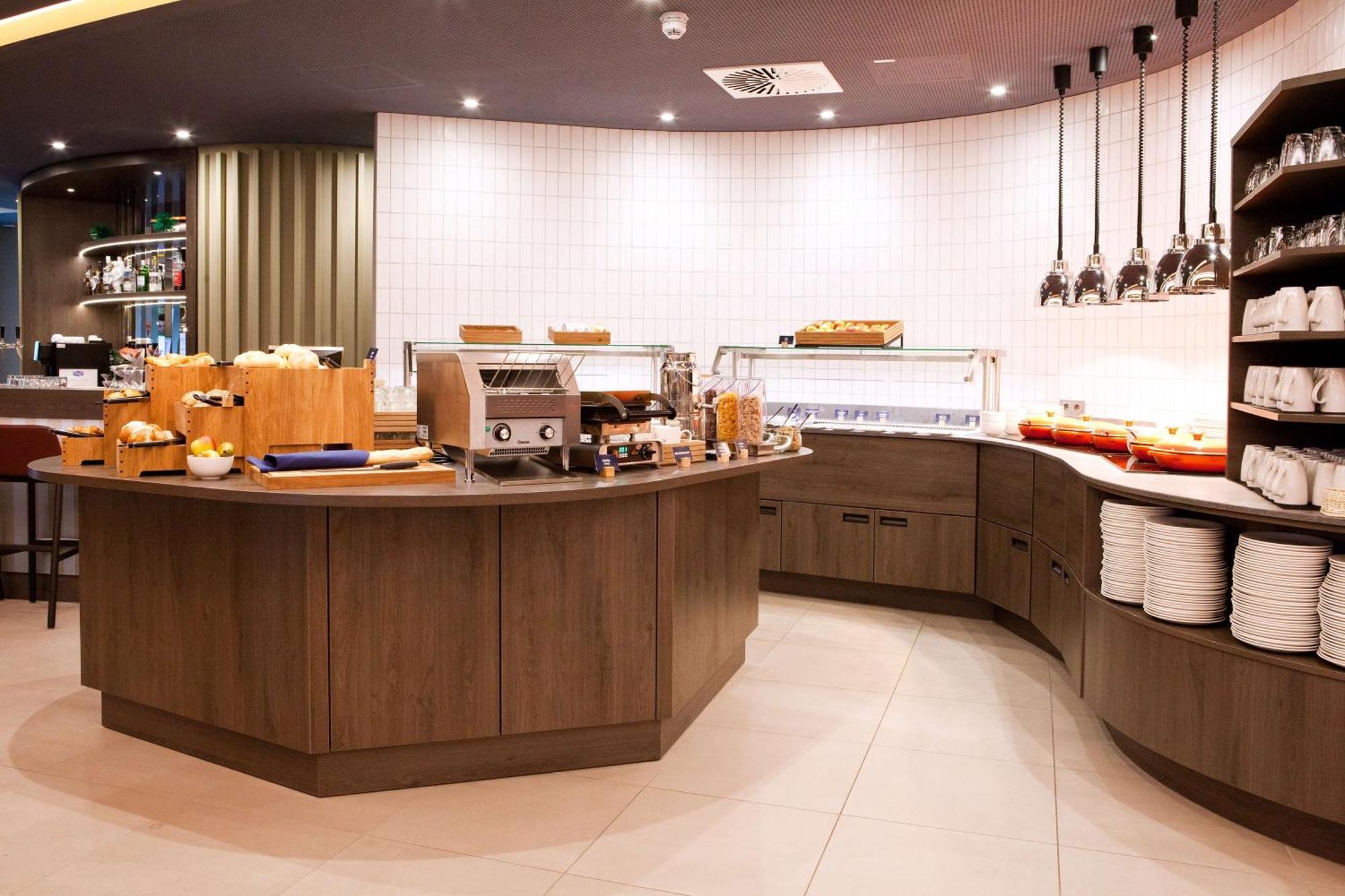 Hampton By Hilton 3*